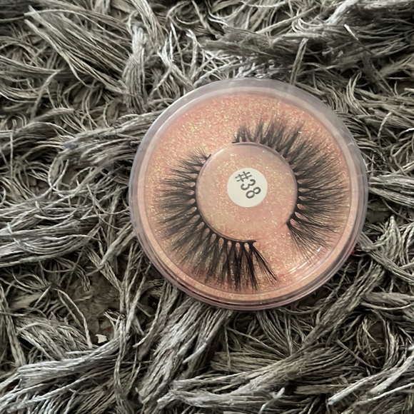 Lashes - Picture 4 of 10